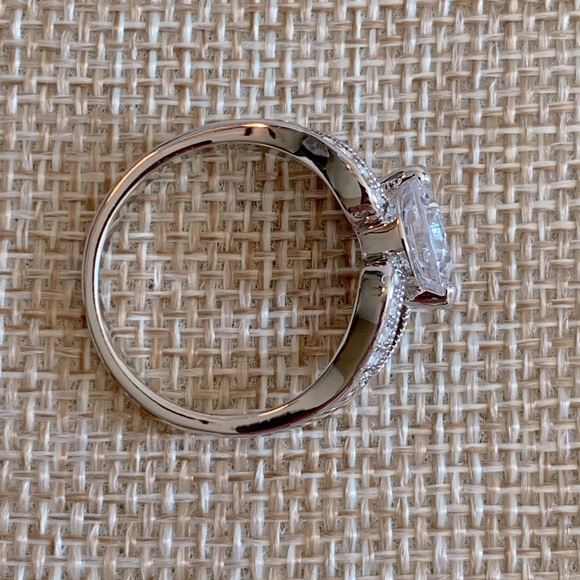 Cubic Zirconia Silver Tone Fashion Ring Size 9 1/2 - Picture 2 of 2